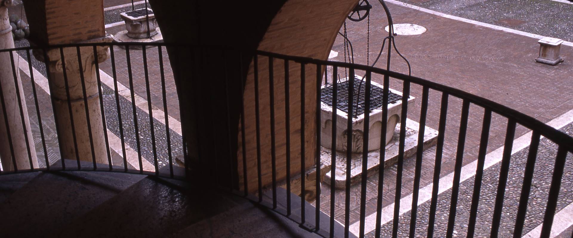 castello Estense, cortile visto dallo scalone elicoidale foto di zappaterra